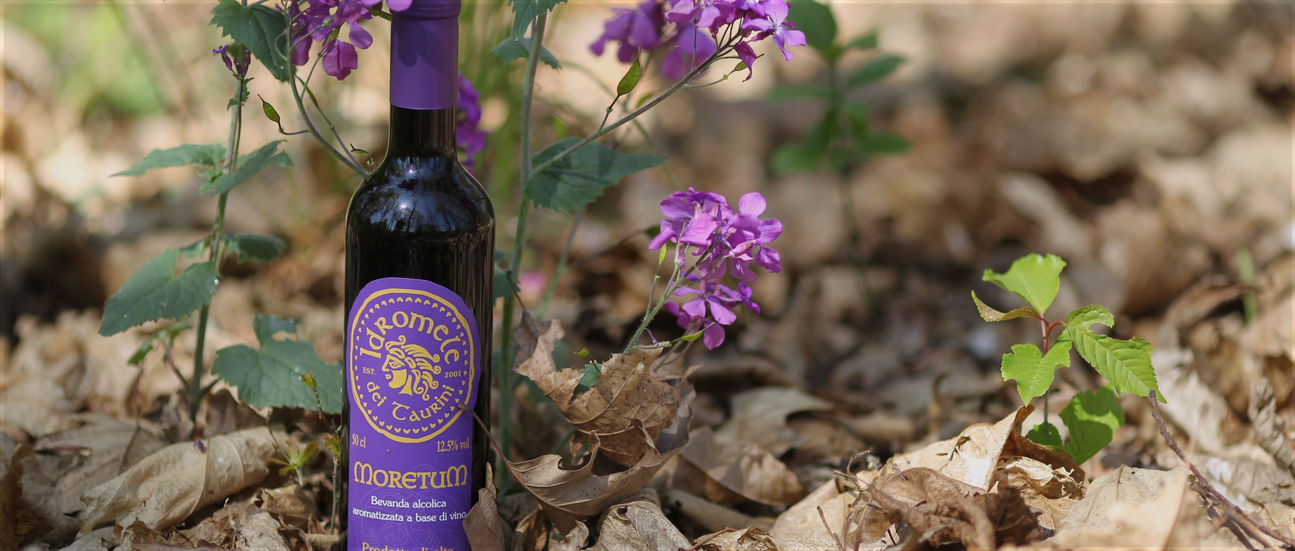 Bottiglia di Moretum, vino al miele e mora di Idromele dei Taurini